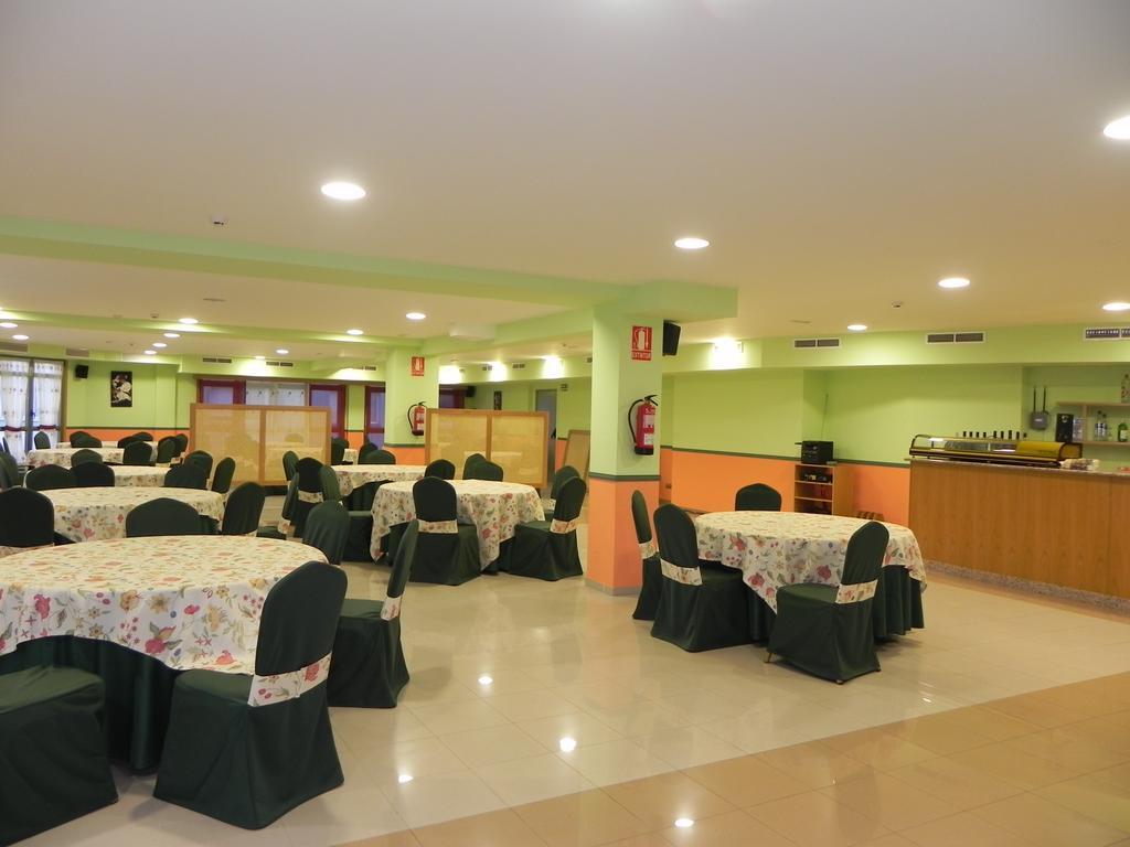 Hotel Restaurante Pizzeria Abc Laracha Exterior photo